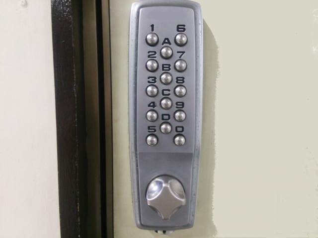 設置されたボタン式のドアロック